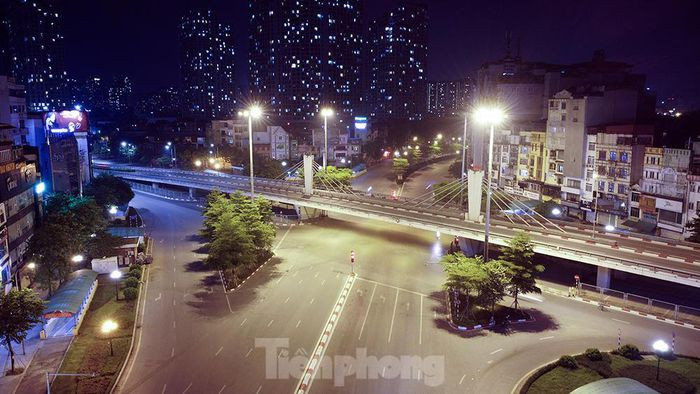 Không còn những dòng người lướt vội, phố đêm Hà Nội ở giai đoạn cách ly xã hội, hoàn toàn tĩnh lặng.