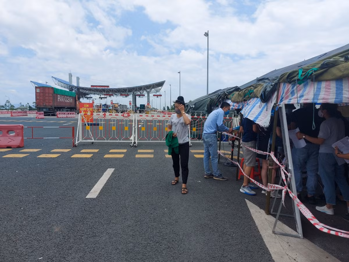 Thieu giay thong hanh COVID-19, nhieu nguoi 