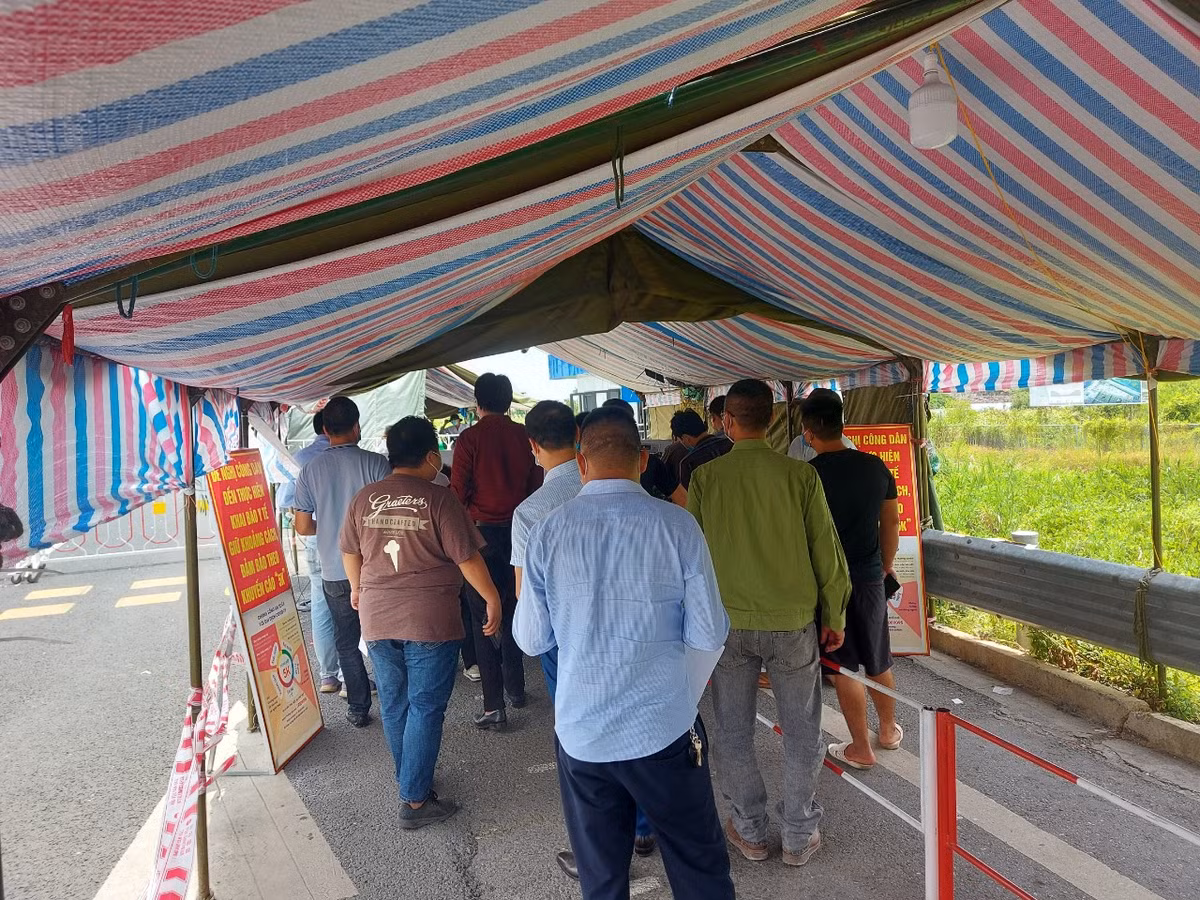 Thieu giay thong hanh COVID-19, nhieu nguoi 