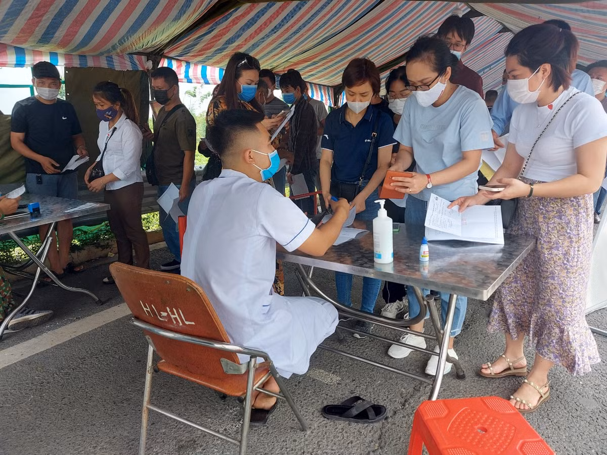 Thieu giay thong hanh COVID-19, nhieu nguoi 