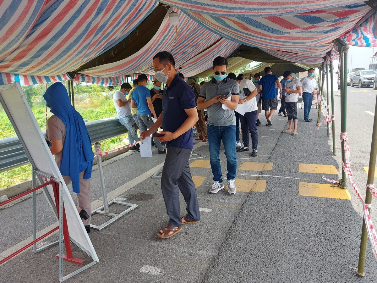 Thieu giay thong hanh COVID-19, nhieu nguoi 