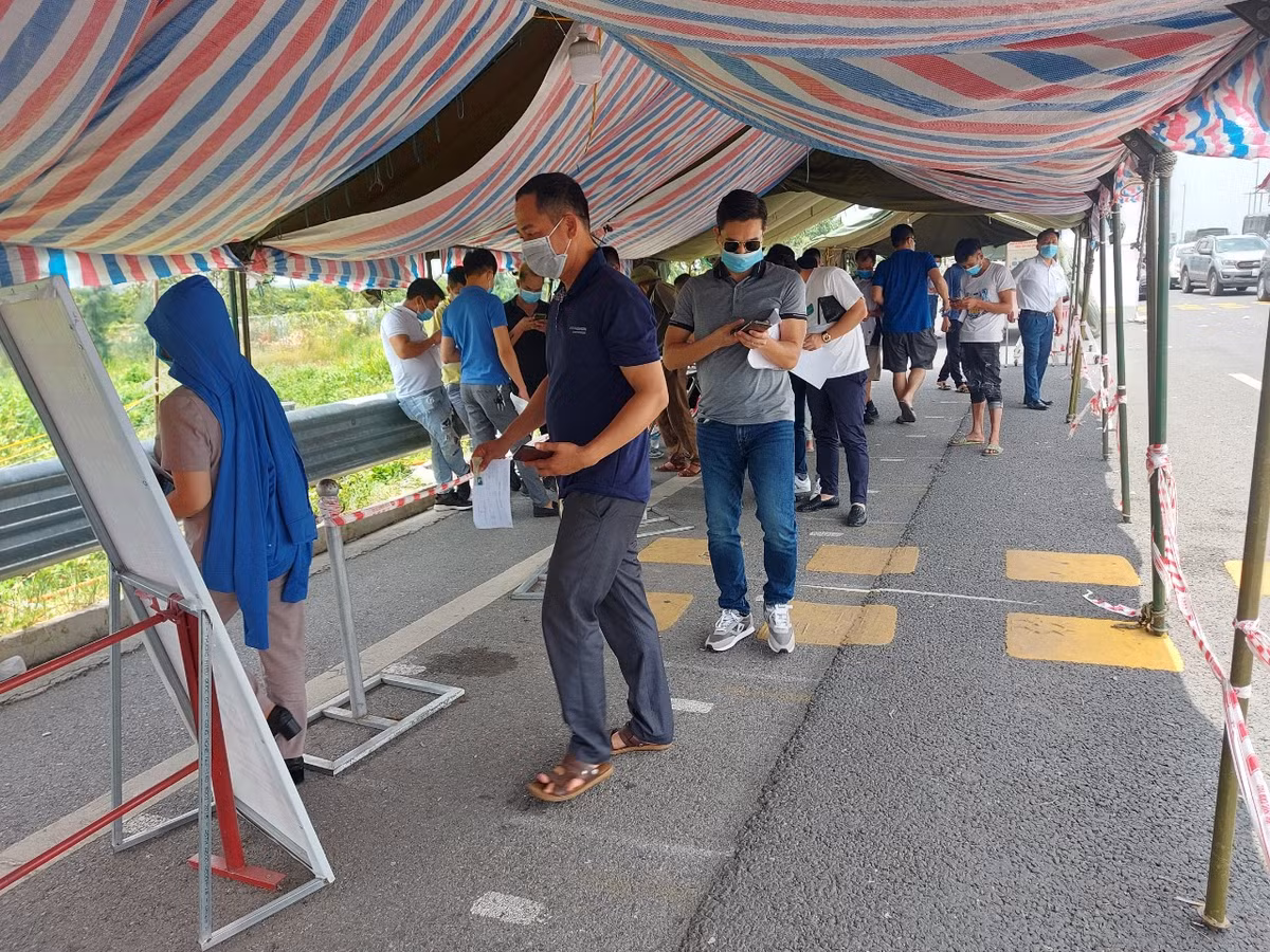 Thieu giay thong hanh COVID-19, nhieu nguoi 