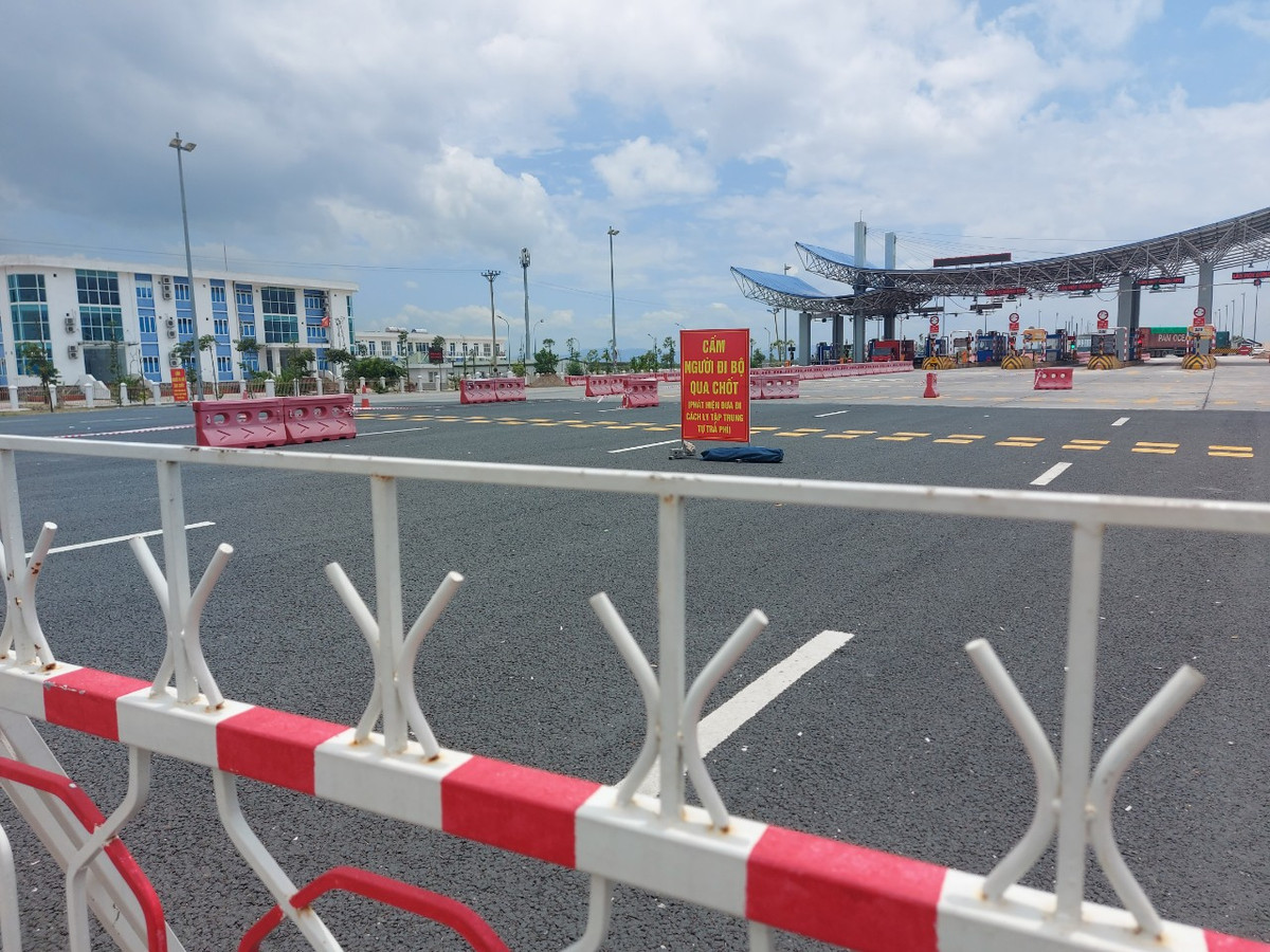 Thieu giay thong hanh COVID-19, nhieu nguoi 