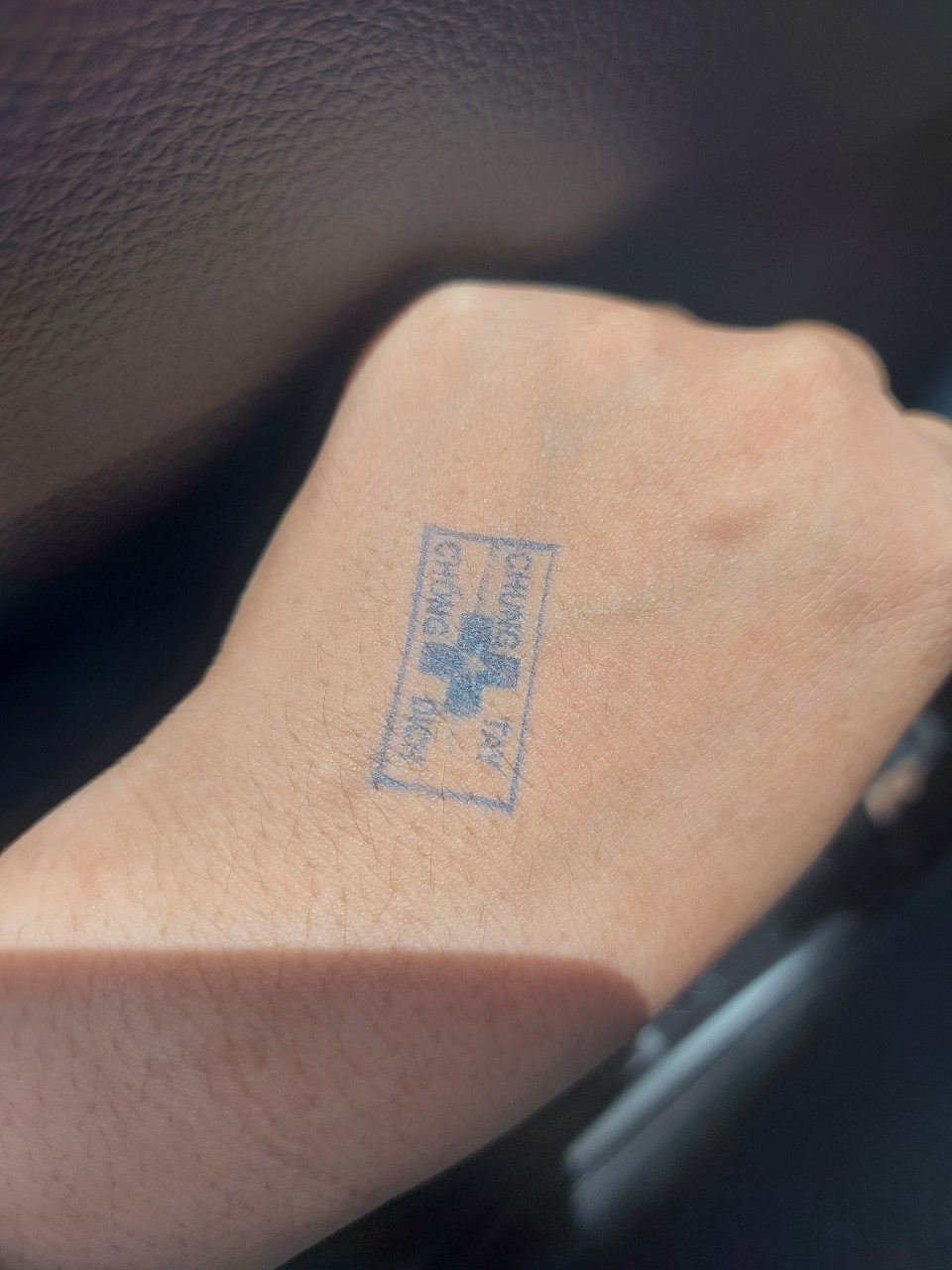 Thieu giay thong hanh COVID-19, nhieu nguoi 