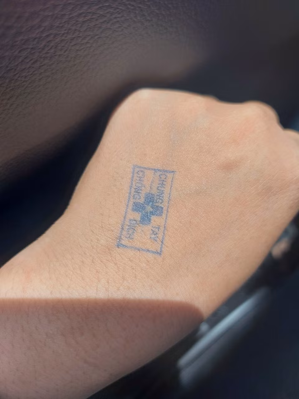 Thieu giay thong hanh COVID-19, nhieu nguoi 