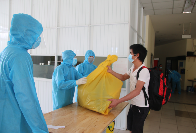 Chăn, gối, mền được quân đội cung cấp cho người đi cách ly.