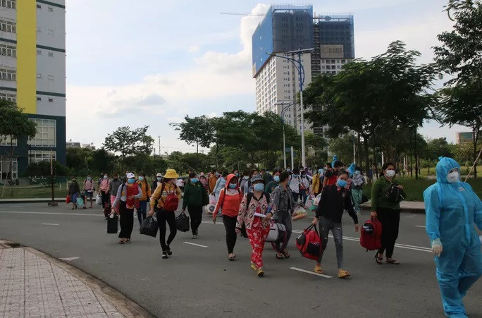 Niềm vui như vỡ oà của những người rời khỏi khu cách ly tập trung để về nhà.