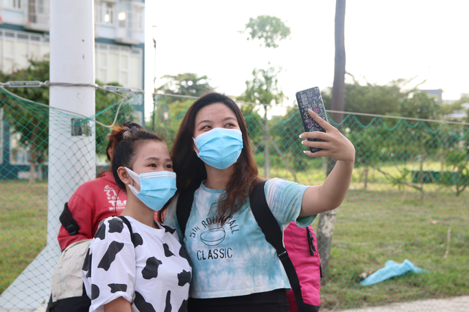 Niềm vui được trở về nhà khi không mắc Covid-19 khiến ai cũng vui mừng. Họ còn "selfie" ghi lại khoảnh khắc có một không hai này.