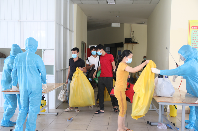 Trước khi rời khỏi khu cách ly, người dân phải nộp lại chiếu, chăn, gối cho ban quản lý và tiến hành phun khử trùng ngay sau đó để đảm bảo phòng chống dịch bệnh.