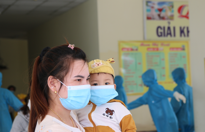 Một bé trai đi cách ly cùng mẹ tỏ vẻ thích thú khi được ra khỏi phòng sau nhiều ngày cách ly.