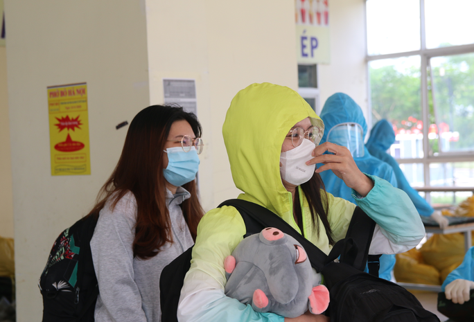 Hai bạn trẻ này cũng không giấu được niềm vui khi đã hoàn thành cách ly với kết quả âm tính.