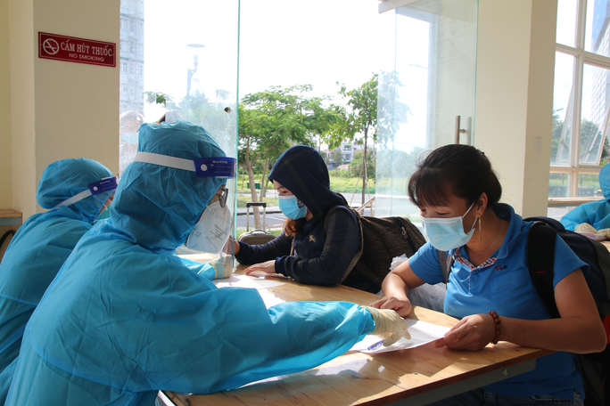 Người dân được các nhân viên y tế hướng dẫn chi tiết việc tự cách ly tại nhà sau khi rời khỏi khu cách ly tập trung.