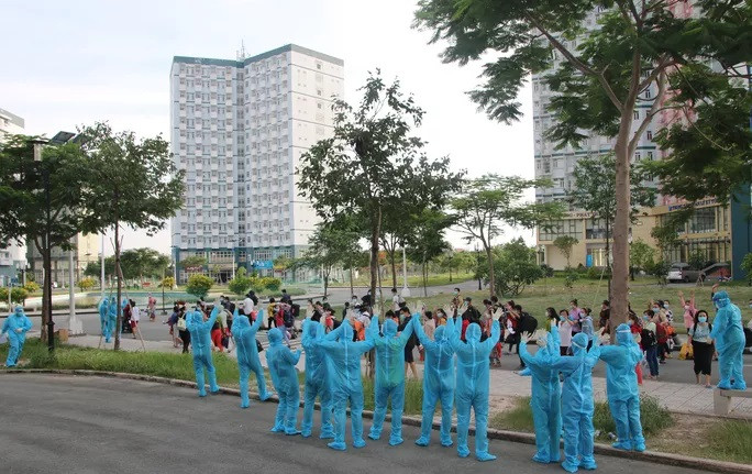 Các nhân viên y tế vẫy tay chào đoàn người ra về. Nhiều người đã nói lời cảm ơn đến đội ngũ y - bác sĩ, các chiến sĩ quân đội đã bất chấp hiểm nguy chăm lo từ bữa ăn, giấc ngủ cho đến những nhu cầu thiết yếu khác trong suốt quá trình cách ly.