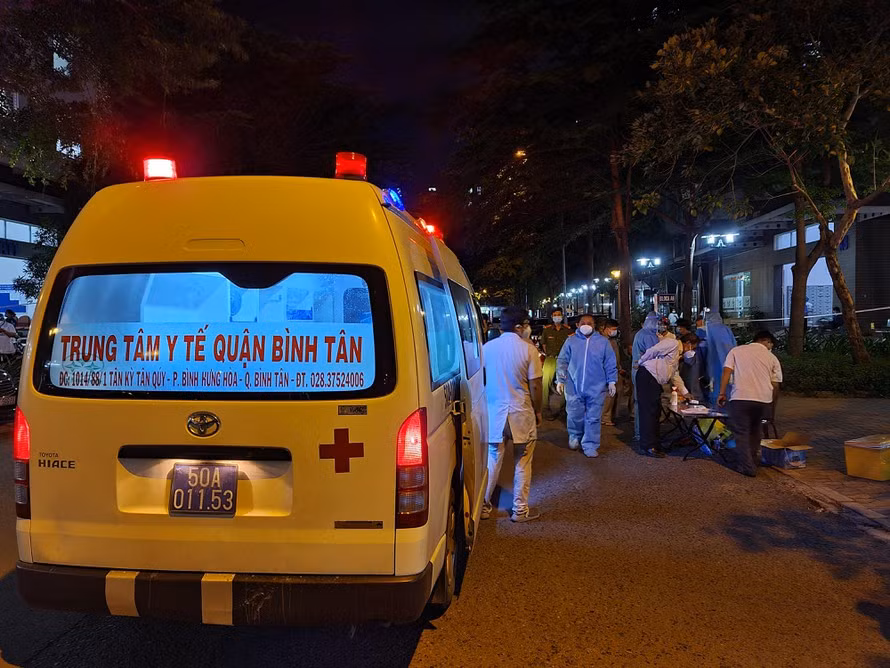 Chu tich TPHCM yeu cau huy dong toan bo xe cuu thuong van chuyen F0