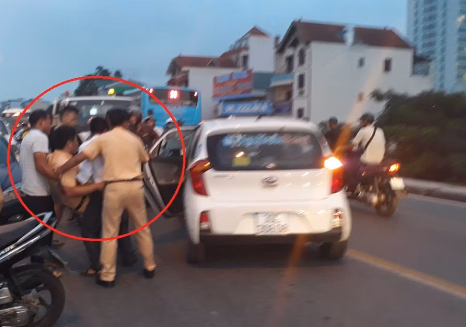 Suc khoe Trung ta CSGT bi xe may kep 3 tong o Ha Noi-Hinh-2