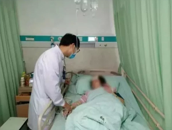 Co gai bi chay mau nao, liet nua nguoi vi thoi quen nhieu nguoi tre dang mac