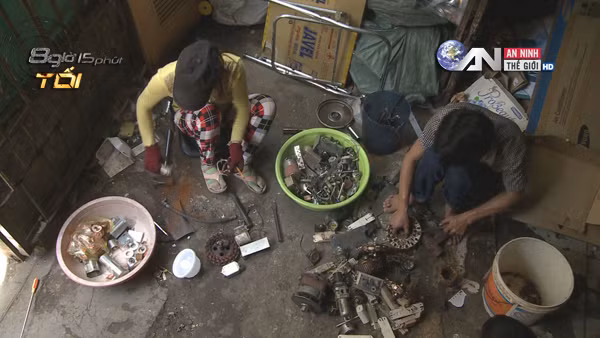 Vợ chồng chị Hồng hàng ngày thu lượm ve chai.