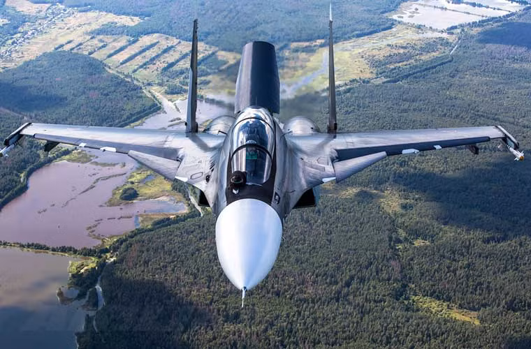 Về hỏa lực, Su-30SM có thể mang được hầu hết các loại tên lửa, bom hiện đại của Nga hiện nay. Đặc biệt, nó có thể mang được tên lửa hành trình chống tàu/đối đất Oniks có tầm phóng 120-300km tùy từng độ cao. Lưu ý thêm rằng, Oniks chính là phiên bản cơ sở cho sự phát triển tên lửa BrahMos mà Ấn Độ đang sử dụng.