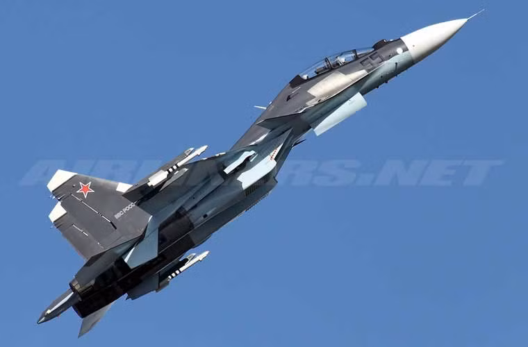 Không những vậy, Su-30SM được phát triển từ Su-30MKI – một nền tảng đã được chứng minh tính năng, độ tin cậy qua nhiều năm sử dụng trong Không quân Ấn Độ. Chẳng thế mà, sau cùng người Nga lại quyết định phát triển Su-30SM để sử dụng thay vì tập trung hoàn toàn cho chương trình Su-35, Su T-50.