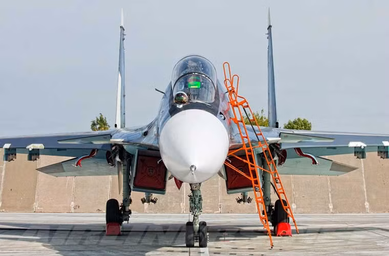 Tiêm kích đa năng Su-30SM được Sukhoi thiết kế lại theo các yêu cầu từ Không quân Nga. Nó có thể triển khai cho nhiều nhiệm vụ gồm: chiến đấu trên không; tấn công mục tiêu mặt đất, mặt biển; tác chiến tấn công điện tử và cảnh báo sớm.