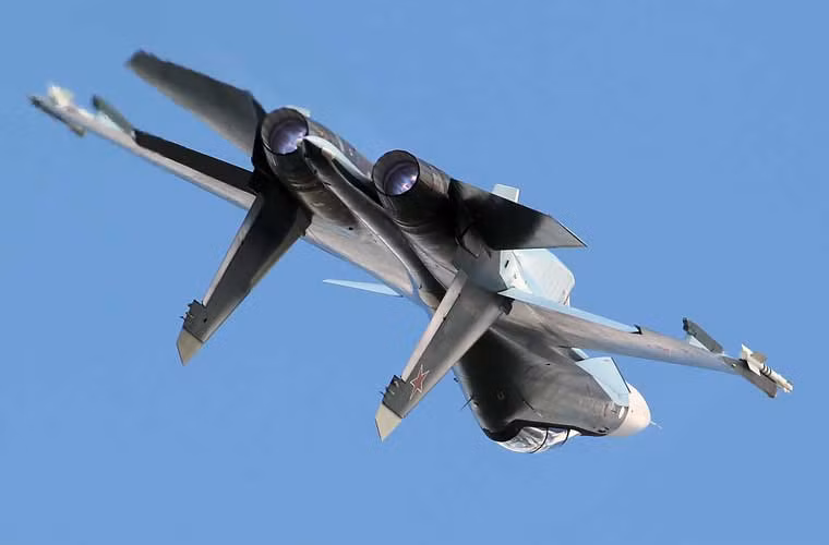 Kết hợp động cơ kiểm soát véc tơ lực đẩy và cánh mũi đem lại cho máy bay chiến đấu khả năng thao diễn tốt trên không, thuận lợi trong các tình huống không chiến.