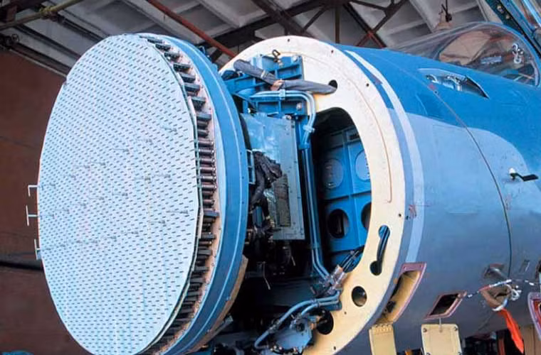 Về hệ thống điện tử, Su-30SM được trang bị hệ thống radar mạng pha chủ động (AESA) BARS có tầm hoạt động tối đa 400 km với mục tiêu là máy bay cỡ lớn; hoặc 100 km ở bán cầu trước, 55 km ở bán cầu sau với máy bay có diện tích phản xạ radar nhỏ, theo dõi 15 mục tiêu và dẫn đường cho tên lửa tấn công 4 mục tiêu cùng lúc.