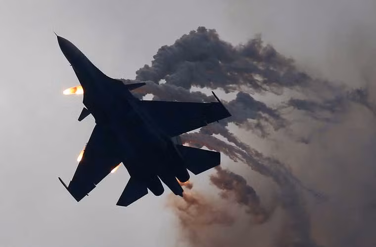 Nhìn chung tiêm kích đa năng Su-30SM vượt trội Su-30MK2 mà Việt Nam đang sử dụng trên nhiều mặt. Còn nếu so với Su-35, nó cũng không thua kém nhiều về tính cơ động và hệ thống radar trong khi giá cả có thể phải chăng hơn. Hơn nữa, Việt Nam đã có nhiều năm sử dụng Su-30MK/MK2, nên việc chuyển đổi sang hệ máy bay mới như Su-30SM có thể dễ dàng hơn.