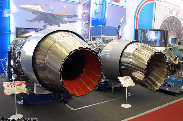 Một trong các ưu điểm lớn nhất mà Su-30SM sở hữu là trang bị động cơ tuốc bin phản lực AL-31FP có kiểm soát véc tơ lực đẩy đem lại khả năng siêu cơ động trên không.