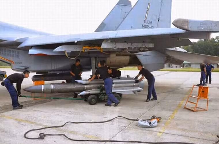 Trước đó, các tiêm kích Su-30MK2 của Việt Nam đã được trang bị loại tên lửa không đối hạm tốc độ siêu âm Kh-31A cũng do KTRV sản xuất.