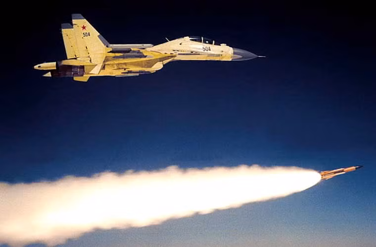 Tên lửa chống hạm Kh-31A có khả năng tiêu diệt các tàu khu trục, tàu hộ vệ với đầu đạn nặng 94kg, tầm phóng đạt 50-70km tùy độ cao bay 10-15km, tốc độ hành trình siêu âm.