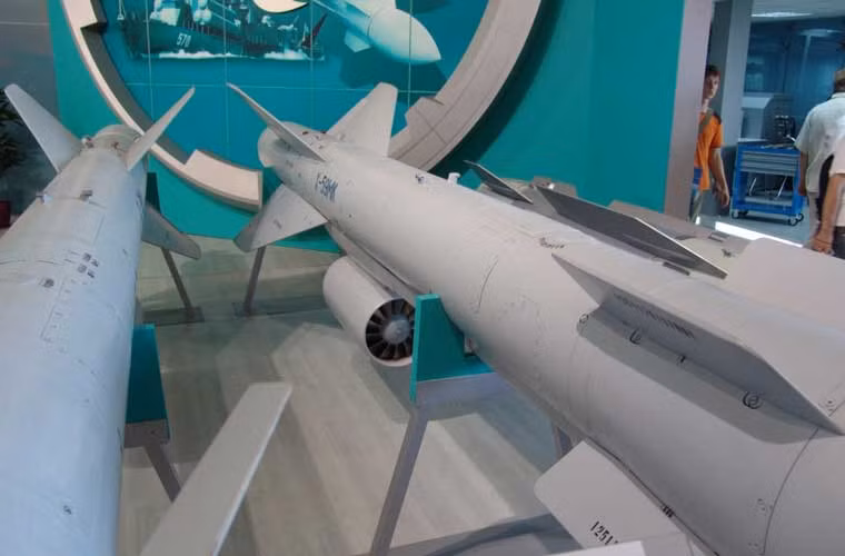 Kh-59MK có trọng lượng khoảng 900kg, dài 5,7m, sải cánh 1,3m, lắp đầu nổ nặng khoảng 320kg đủ sức hạ gục các tàu chiến cỡ lớn.