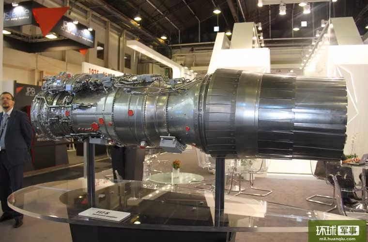 Mô hình kích thước thật động cơ tuốc bin phản lực có kiểm soát véc tơ lực đẩy đa chiều 117S – loại động cơ thuộc hàng tiên tiến nhất hiện nay, trang bị cho tiêm kích Su T-50 và Su-35.