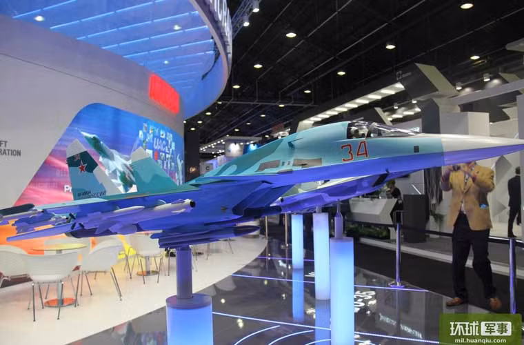 Mô hình cường kích hạng nặng Sukhoi Su-34 được làm với cả hệ thống vũ khí gồm các tên lửa không đối không, không đối hạm…