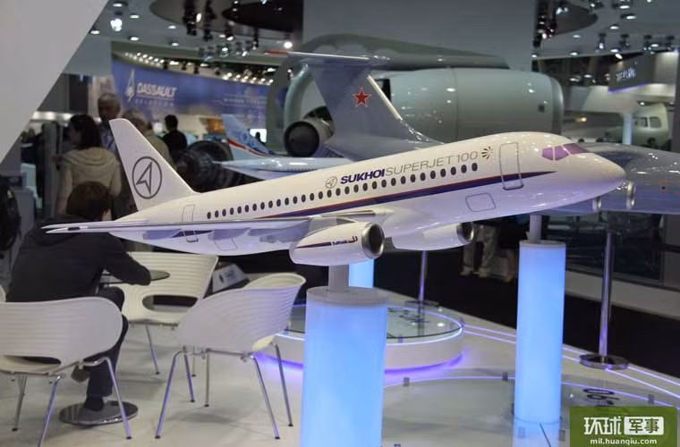 Máy bay chở khách tầm trung Sukhoi Superjet 100.