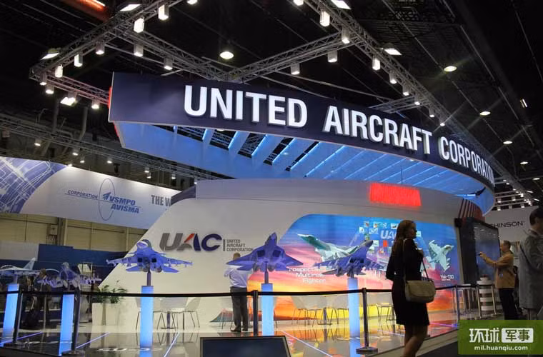 Không có máy bay thật, không có màn bay lượn trên trời Paris, UAC chỉ đưa tới các chiến đấu cơ Nga dạng mô hình thu nhỏ tinh xảo cho khách thăm quan.