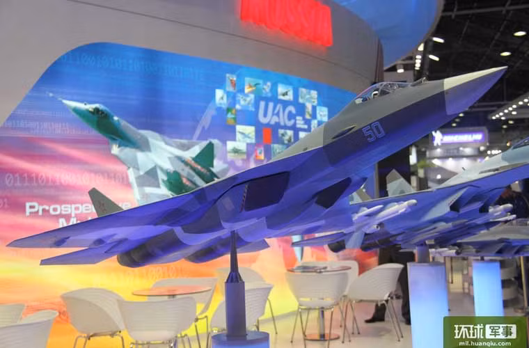 Cận cảnh mô hình chiến đấu cơ tàng hình Sukhoi T-50 PAK FA đang được thử nghiệm.