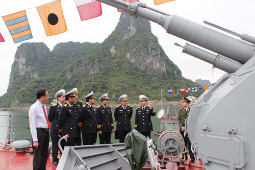 Các cán bộ lãnh đạo Quân chủng lên thăm tàu chiến hiện đại của Vùng 1 Hải quân.