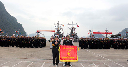 Đô đốc Nguyễn Văn Hiến, Thứ trưởng Bộ Quốc phòng, Tư lệnh Hải quân trao Cờ Đơn vị huấn luyện giỏi cấp Bộ Quốc phòng cho Lữ đoàn 170, Vùng 1 Hải quân.