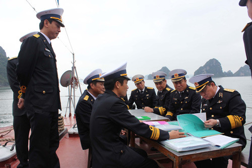 Đô đốc Nguyễn Văn Hiến kiểm tra mô hình học cụ, kế hoạch, giáo án huấn luyện.