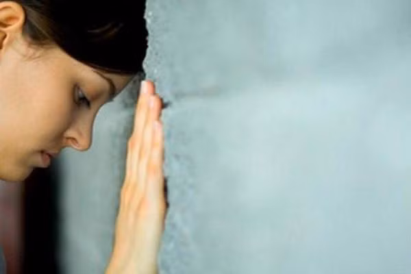 Căng thẳng tâm thần. Căng thẳng có thể tạm thời làm thay đổi các chức năng của vùng dưới đồi - một khu vực của bộ não kiểm soát các hormon điều chỉnh chu kỳ kinh nguyệt. Sự rụng trứng và kinh nguyệt có thể dừng lại như là một kết quả. Thường xuyên thời kỳ kinh nguyệt thường trở lại sau khi giảm căng thẳng.