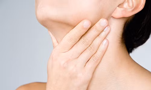 Tuyến giáp trục trặc. Tuyến giáp hoạt động quá mức (cường giáp) hoặc kém (hypothyroidism) có thể gây kinh nguyệt không đều, bao gồm vô kinh.