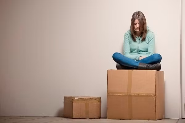 Vấn đề với cơ quan sinh dục cũng có thể gây vô kinh. Các ví dụ bao gồm: Sẹo tử cung. Hội chứng Asherman, một tình trạng trong đó mô sẹo tích tụ trong lớp niêm mạc của tử cung, đôi khi có thể xảy ra sau khi nong và nạo (D &amp; C), mổ lấy thai hoặc điều trị u xơ tử cung. Sẹo tử cung ngăn ngừa sự tích tụ bình thường và phát tán nội mạc tử cung.