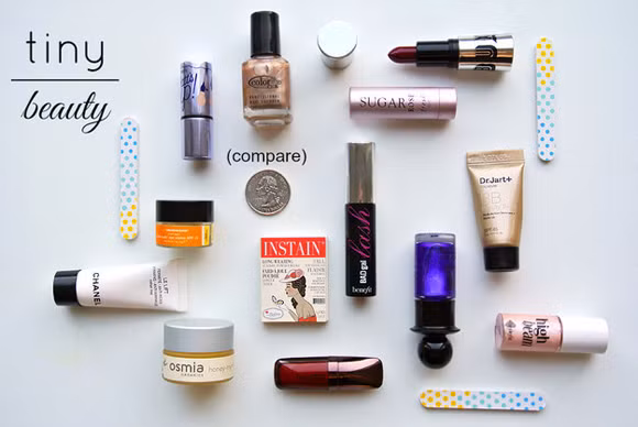 Mua tuýp dùng thử, mini size. Đã bao giờ chị em hào hứng mua 1 loại mỹ phẩm đắt tiền và khi về nhà sử dụng phát hiện ra loại mỹ phẩm đó không hợp với da mình? Đó là cả một sự lãng phí lớn khi bạn không thể tiếp tục sử dụng sản phẩm đó. Lời khuyên đưa ra là hãy mua tuýp dùng thử để dùng thử trước. Tuýp dùng thử thường có giá rất rẻ và hay được tặng kèm. Nếu sản phẩm dùng thử khiến bạn ưng ý và phù hợp với da thì lúc đó bạn mới nên nghĩ đến việc mua lọ to.