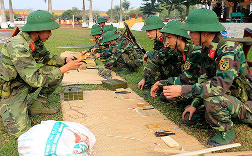 Chỉ qua vài lần hướng dẫn, chiến sĩ mới đã có thể thao tác tương đối thành thục các bài học phức tạp liên quan tới vũ khí.