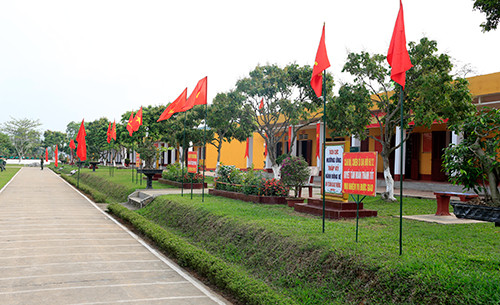 Toàn đơn vị treo băng rôn, khẩu hiệu thi đua huấn luyện đạt thành tích cao của các đơn vị chiến sĩ mới.