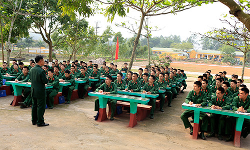 Ngay từ những ngày đầu, chiến sĩ mới được học về truyền thống của đơn vị, giúp hiểu sâu và thấm nhuần tinh thần của anh Bộ đội Cụ Hồ.