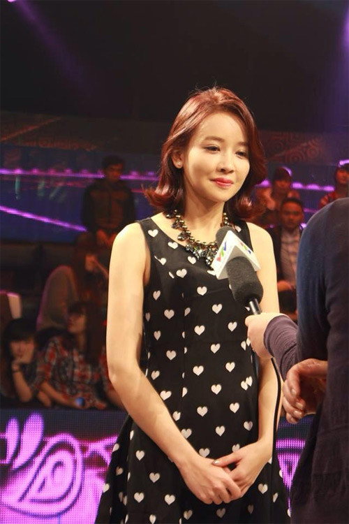 Tại Hàn Quốc, Thùy được kiểm tra sức khỏe kỹ lưỡng trước khi phẫu thuật. Quá trình thẩm mỹ của cô diễn ra phức tạp hơn các bạn khác. Ngoài tạo cằm v-line, đặt bộ phận làm rõ xương hàm, tạo mí mắt... các bác sĩ còn trị liệu phần da chết trên khuôn mặt cô bằng nhiều phương pháp khác nhau.