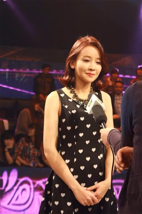 Tại Hàn Quốc, Thùy được kiểm tra sức khỏe kỹ lưỡng trước khi phẫu thuật. Quá trình thẩm mỹ của cô diễn ra phức tạp hơn các bạn khác. Ngoài tạo cằm v-line, đặt bộ phận làm rõ xương hàm, tạo mí mắt... các bác sĩ còn trị liệu phần da chết trên khuôn mặt cô bằng nhiều phương pháp khác nhau.