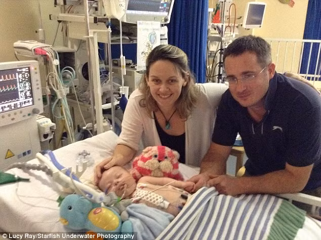 Trước khi được tiến hành phẫu thuật tim, bé William đã được thực hành 8 thủy liệu pháp từ các giáo viên bơi tại Aquatots tổ chức.