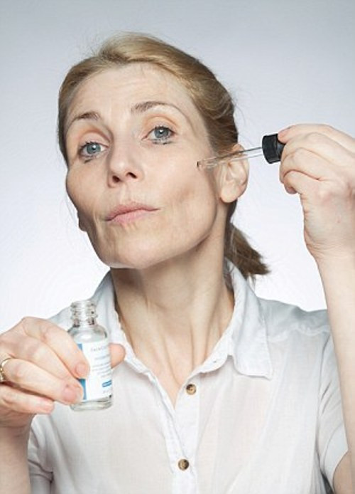 Dùng serum dưỡng ẩm da cũng là một trong những cách quan trọng giúp giữ nước cho da.